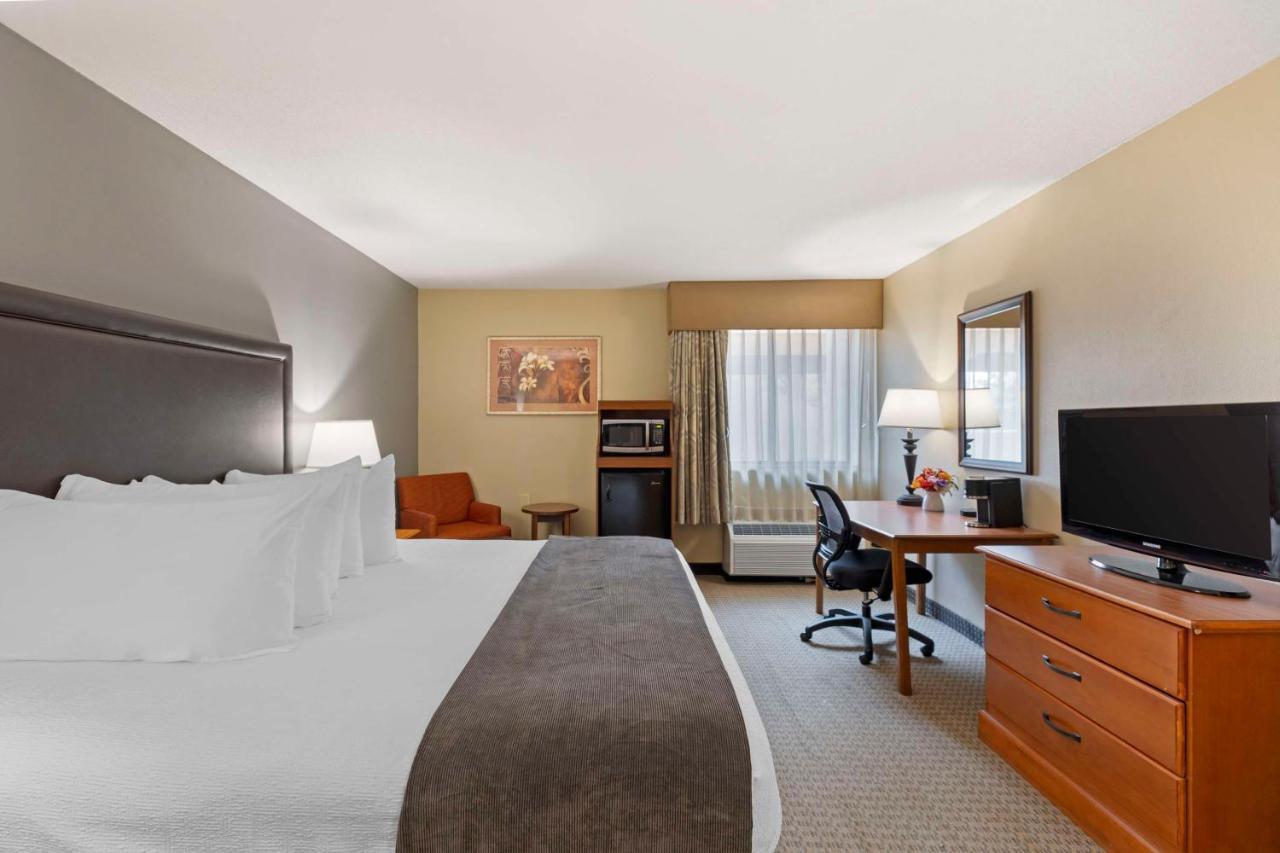 Best Western Plus The Charles Hotel Saint Charles Exterior foto